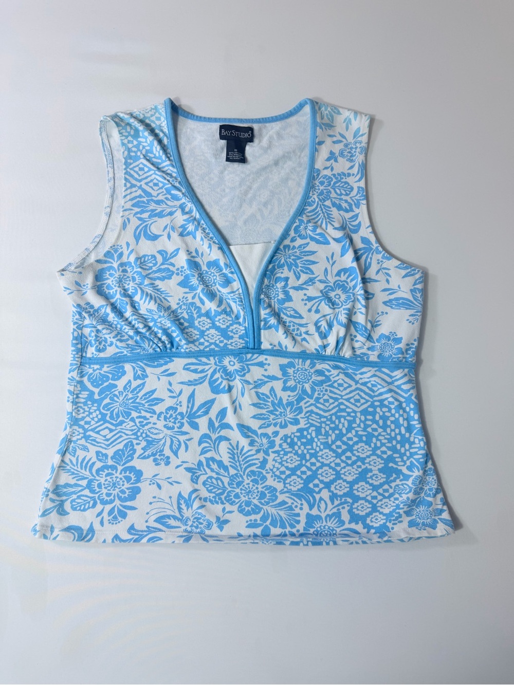 Bay Studio Women's Medium Blue and White Floral Sleeveless V-Neck Tank Top